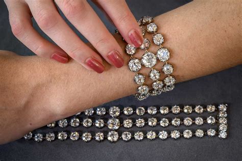 Deux sublimes bracelets en diamants ayant .